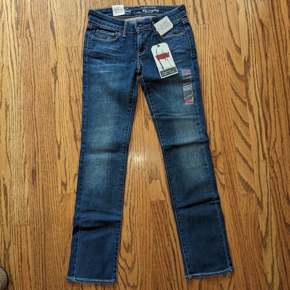 Levi's slight curve straight leg 25x30